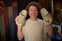 Crocs vuelve a unir fuerzas con Luisito Comunica y lanzan edición limitada