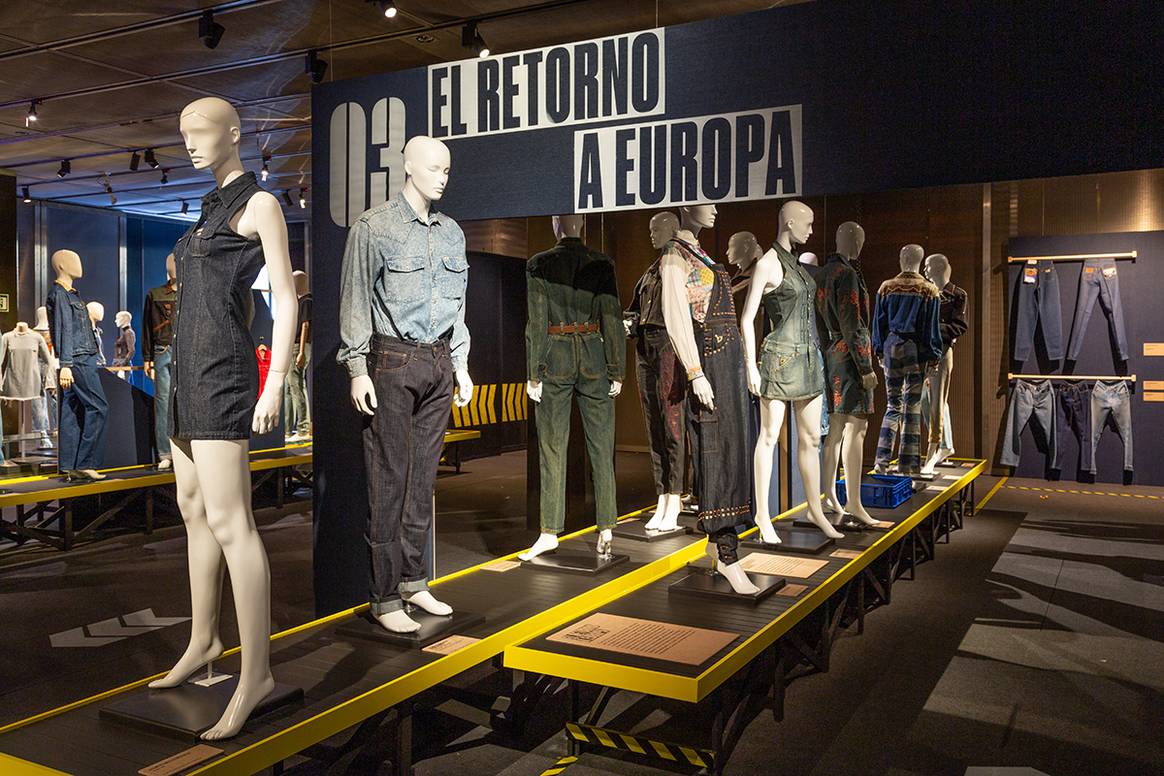 Vista de la exposición temporal “Jeans, de la calle al Ritz”, en el Museo del Traje de Madrid hasta el 17 de marzo de 2023.