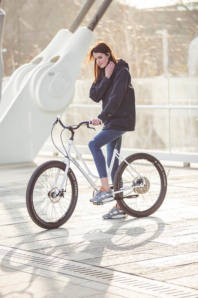 THE WOOLRICH E-BIKE ROAD SHOW by DEUS EX MACHINA and the new GTX MOUNTAIN JACKET with GORE-TEX®