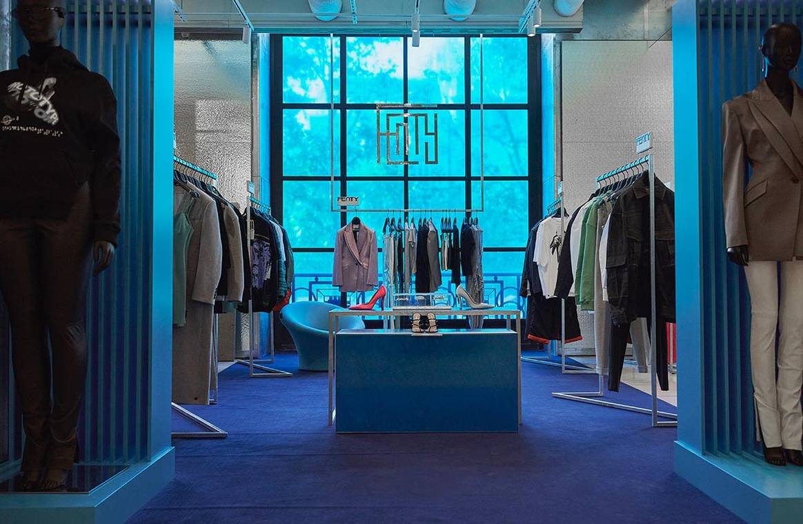 In foto: il nuovo pop-up store di Fenty alle Galeries Lafayette Champs Élysées