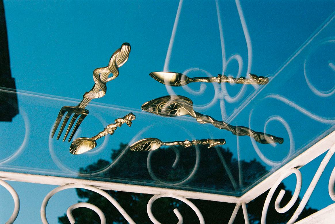 Photography from the camp of the collection capsule “The House of Marisa Berenson”, designed by Marisa Berenson for Zara.
