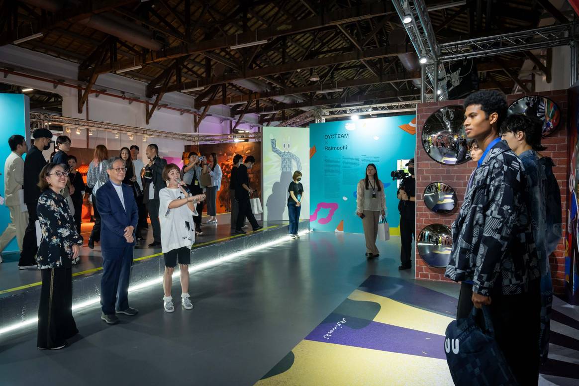 Minister of Culture Li Yuan (centre) visits the “Taiwan Type Super Swag” static exhibition, while curator Huang Milu introduces the works of DYCTEAM X Raimochi.
