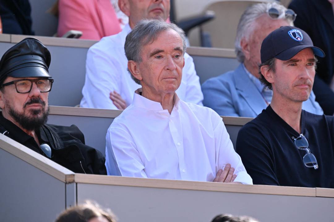 L'imprenditore francese Bernard Arnault (a sinistra) e suo figlio Antoine Arnault (a destra) assistono al torneo del Grande Slam Roland-Garros, il 7 giugno 2026.