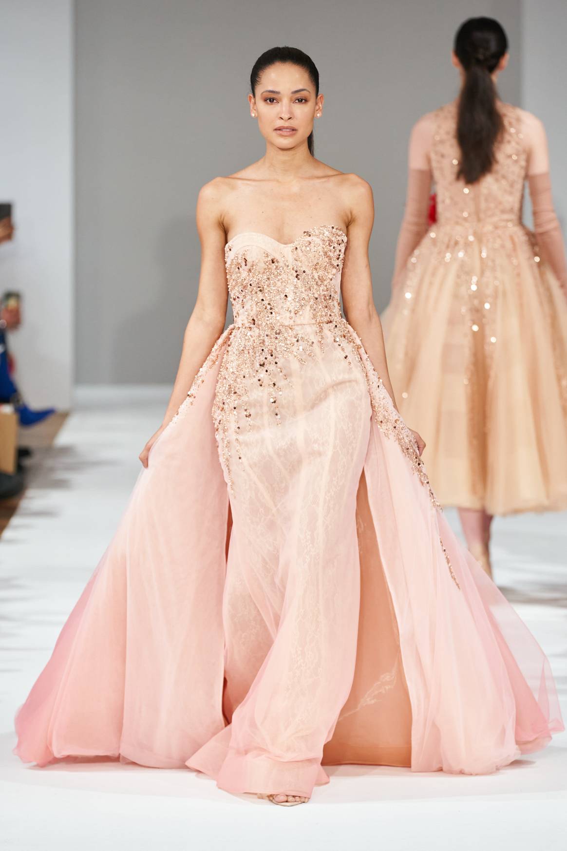 Vestidos que exaltan la figura femenina.