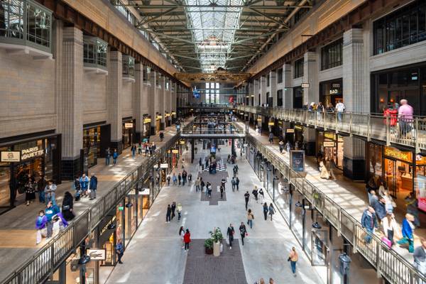 Memorial Day weekend boosts US mall foot traffic in May 2025