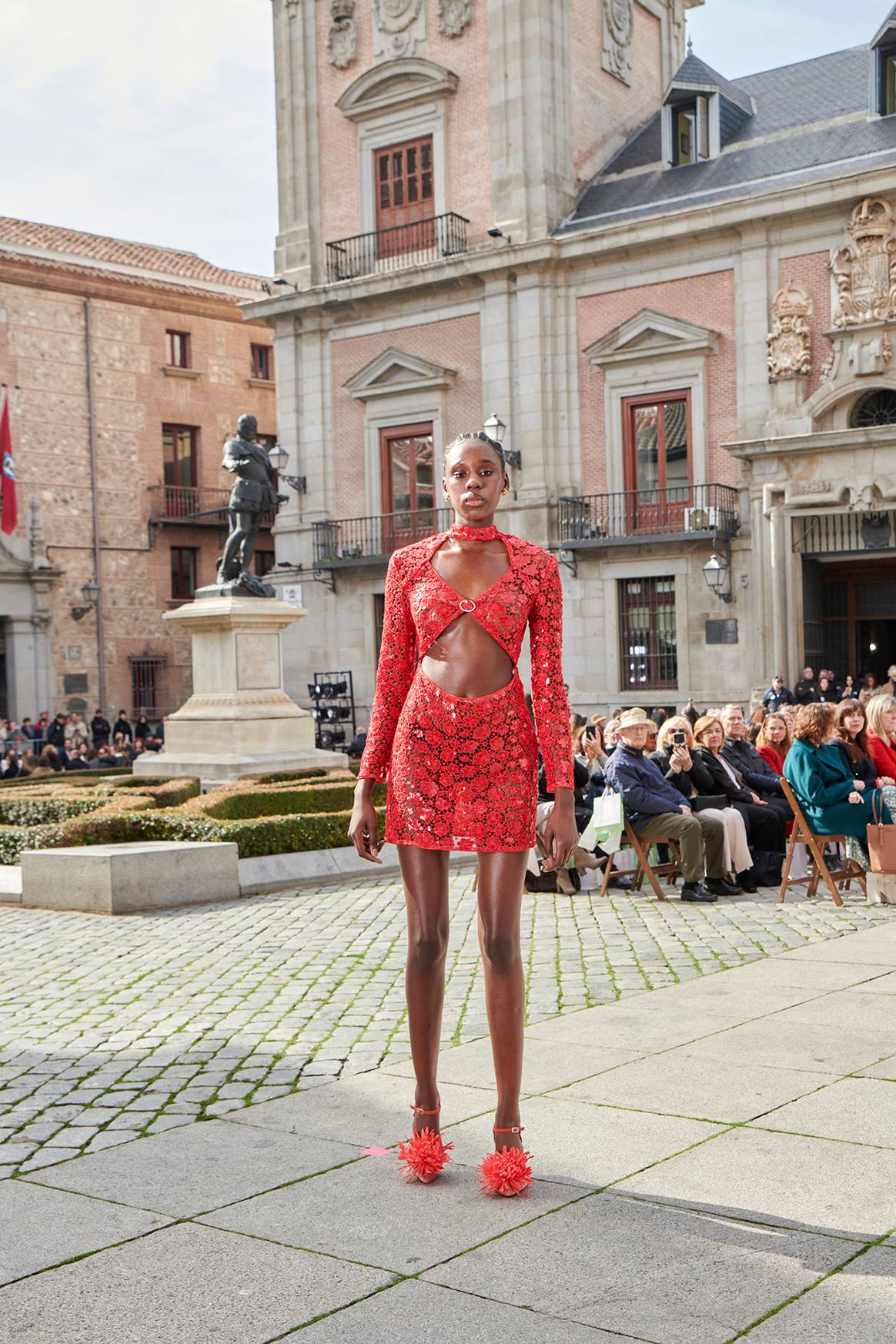 Desfile inaugural en la plaza de la Villa de Madrid de Madrid es Moda, celebrado el jueves 13 de febrero de 2025 en Madrid (España).