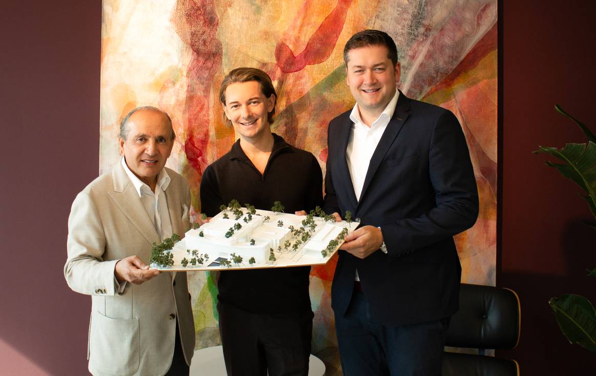 Van links naar rechts: Architect Hadi Teherani, New Yorker CEO Jonas Gnauck en burgemeester van Braunschweig Thorsten Kornblum presenteren een maquette van de nieuwe campus.