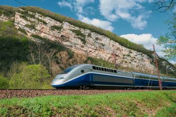Bien rangés dans la locomotive, des colis Amazon prennent désormais le TGV