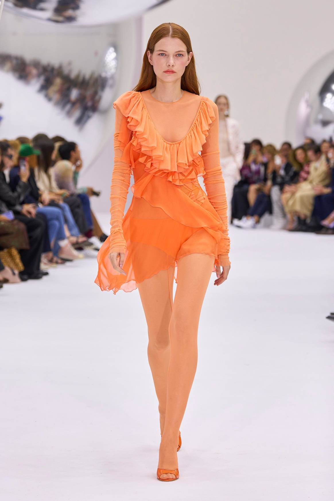 Missoni SS24 - transparante oranje laagjes over elkaar heen met oranje lak hakken