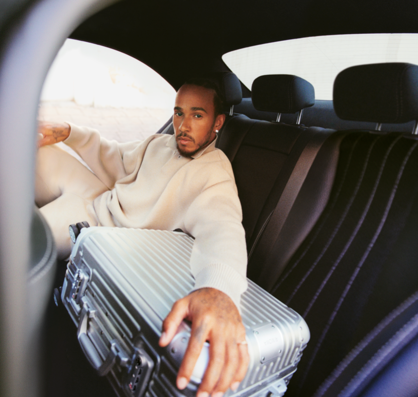 Lewis Hamilton est l'égérie de Rimowa, aux côtés de Kylian Mbappé et Rosé.