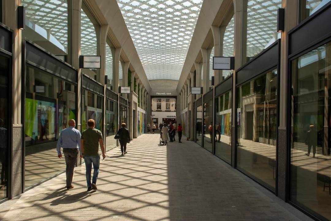 De overdekte Frederikstraat, die de passanten uit de Pieter Vreedestraat weghield.