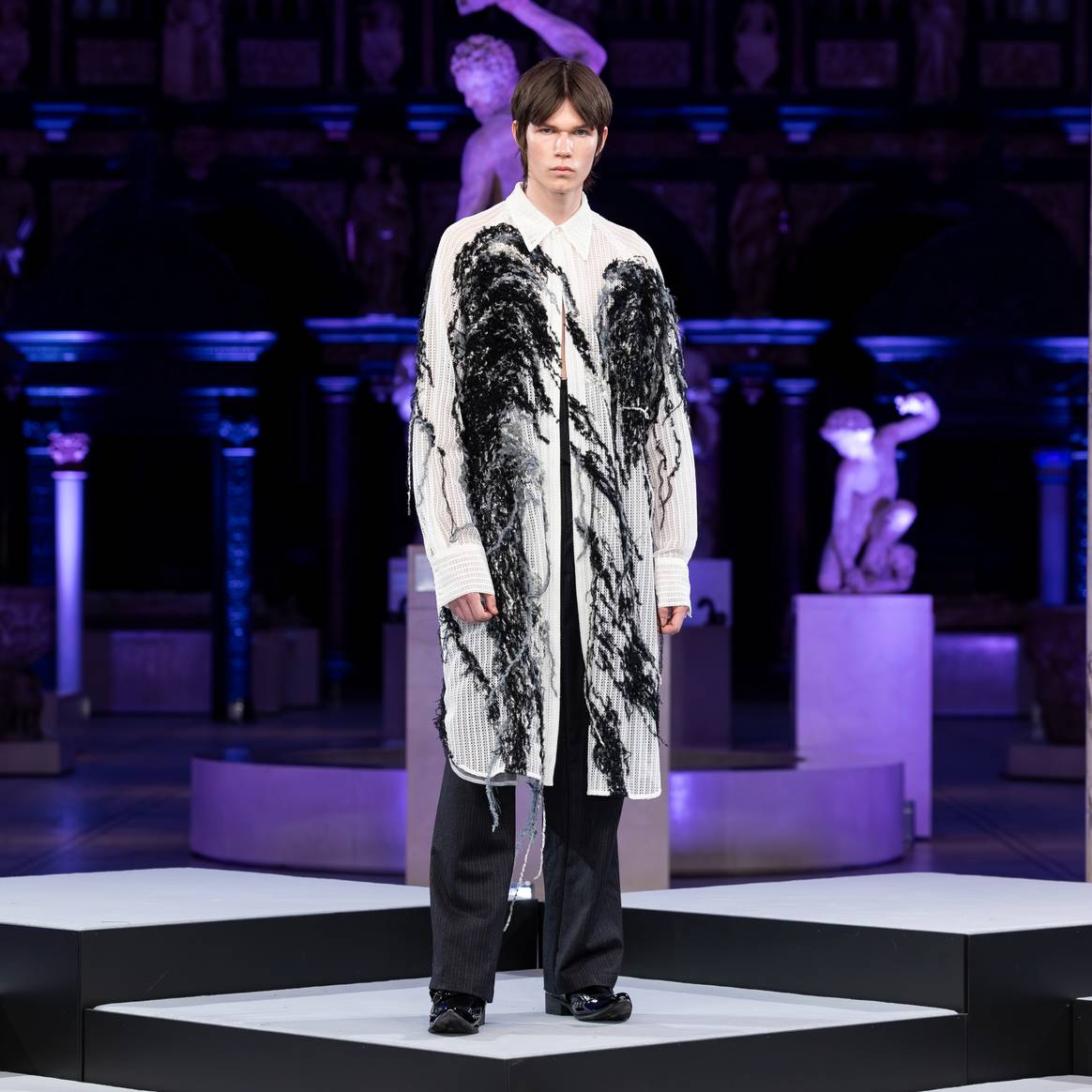 Moda generada por IA de Derek Chan, Wilson Choi, Tak Lee, Sophia XinLi y Aries Sin presentada en el Museo V&A en julio de 2024. Este look específico es un diseño de Aries Sin.