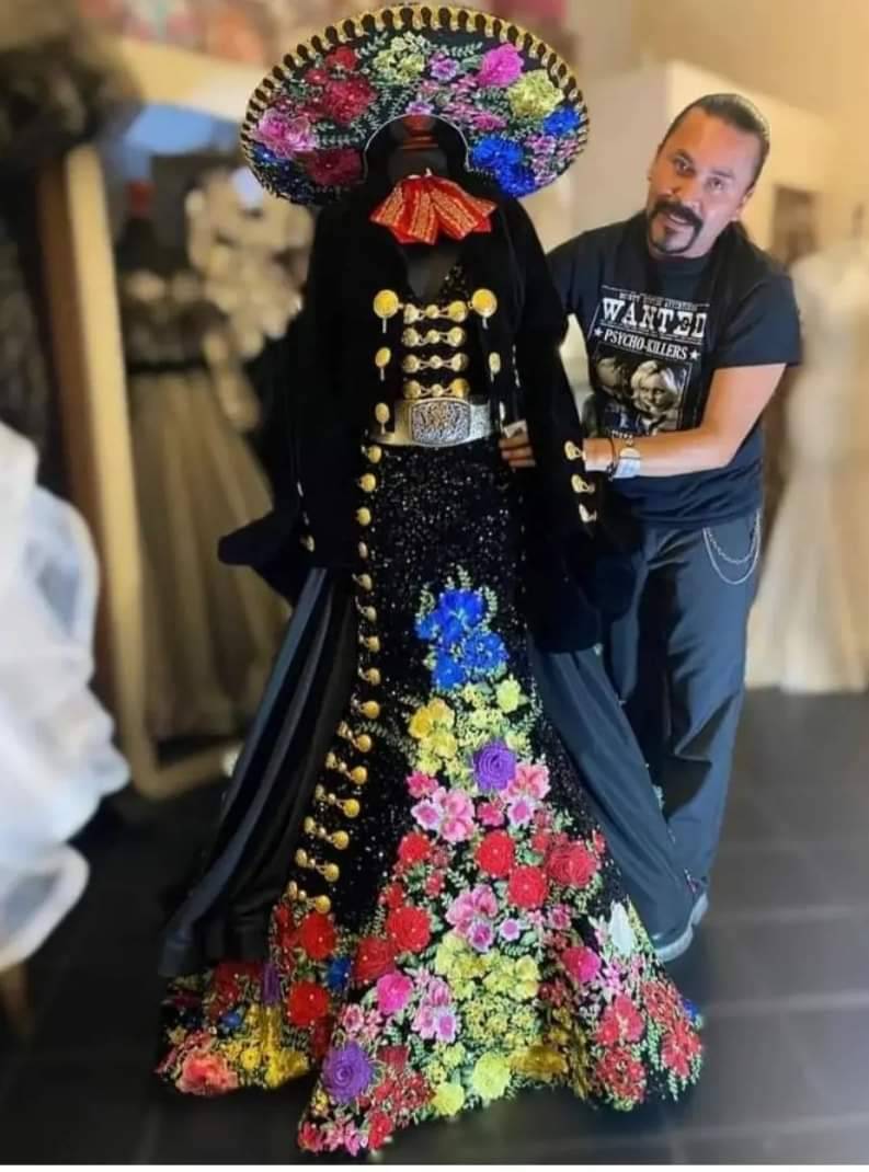 El diseñador con el vestido terminado