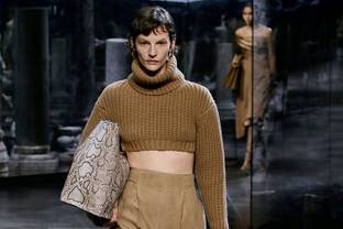 Milano moda donna: Fendi gioca con le proporzioni