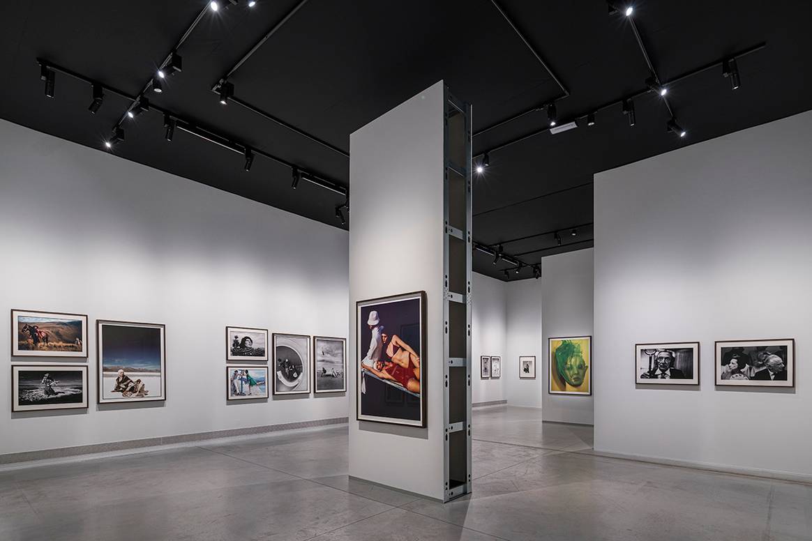 Vista de la exposición “David Bailey's Changing Fashion”, del 28 de junio al 14 de septiembre de 2025 en el Centro MOP de La Coruña (España).