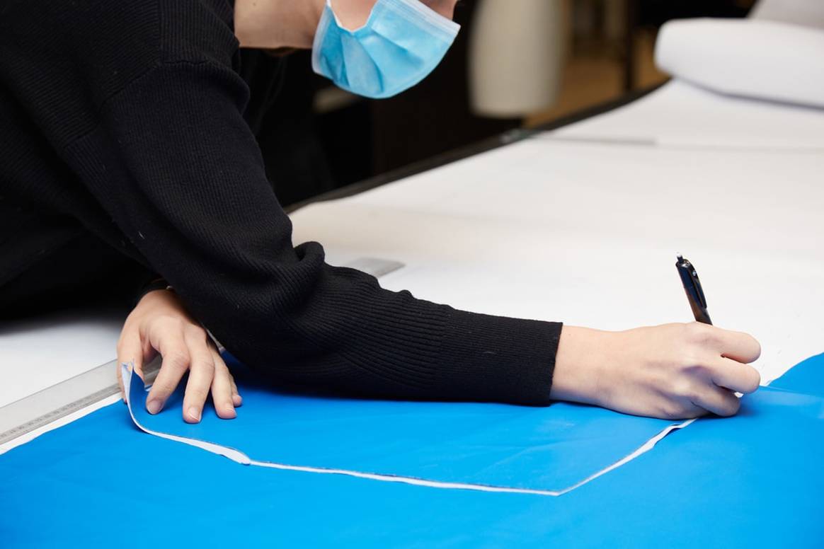 Sociedad Textil Lonia (Carolina Herrera) comienza a fabricar mascarillas y batas