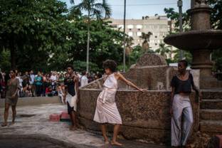 Models strut in Rio streets after fashion week fail