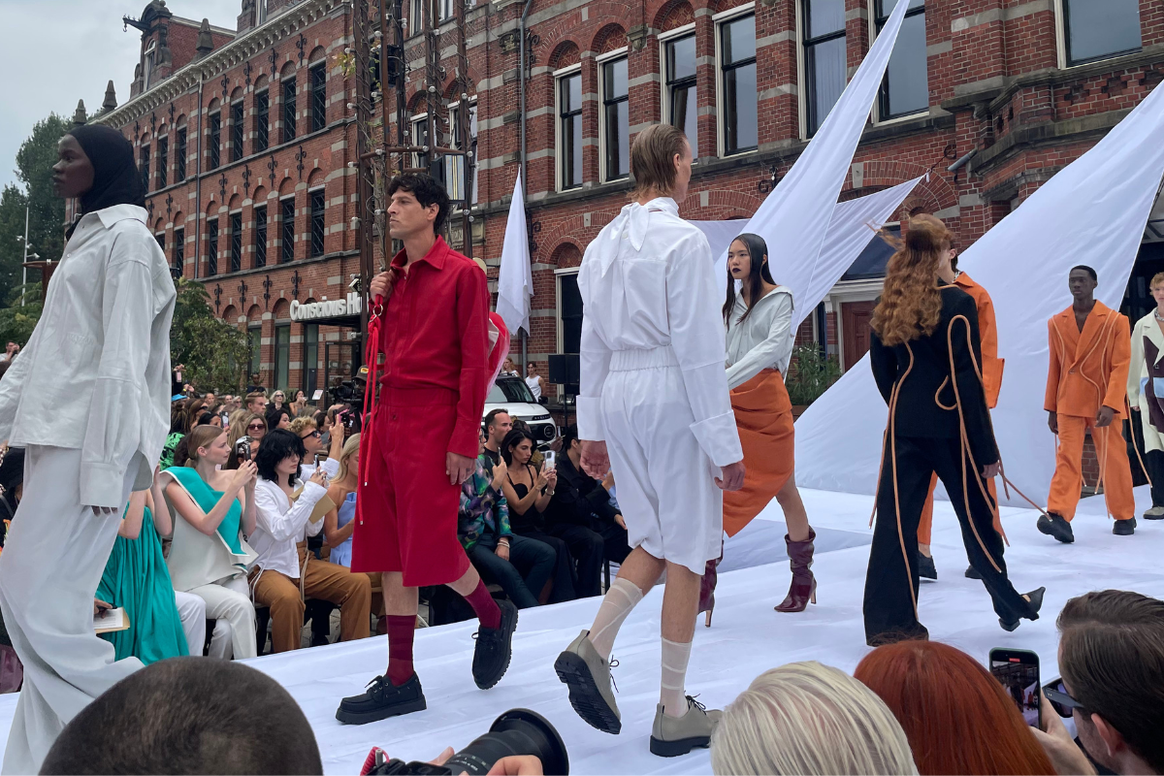 Martan presenta la colección SS25 frente al Conscious Hotel Westerpark