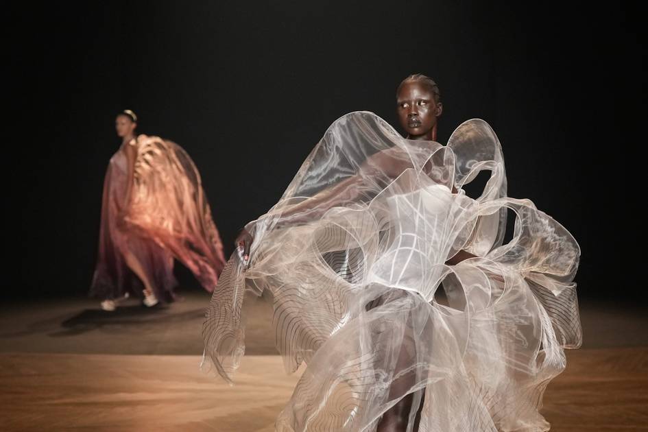 Iris-van-Herpen-kleidet-die-Frau-als-Qualle-und-Schiaparelli-schickt-sie-in-die-Zukunft