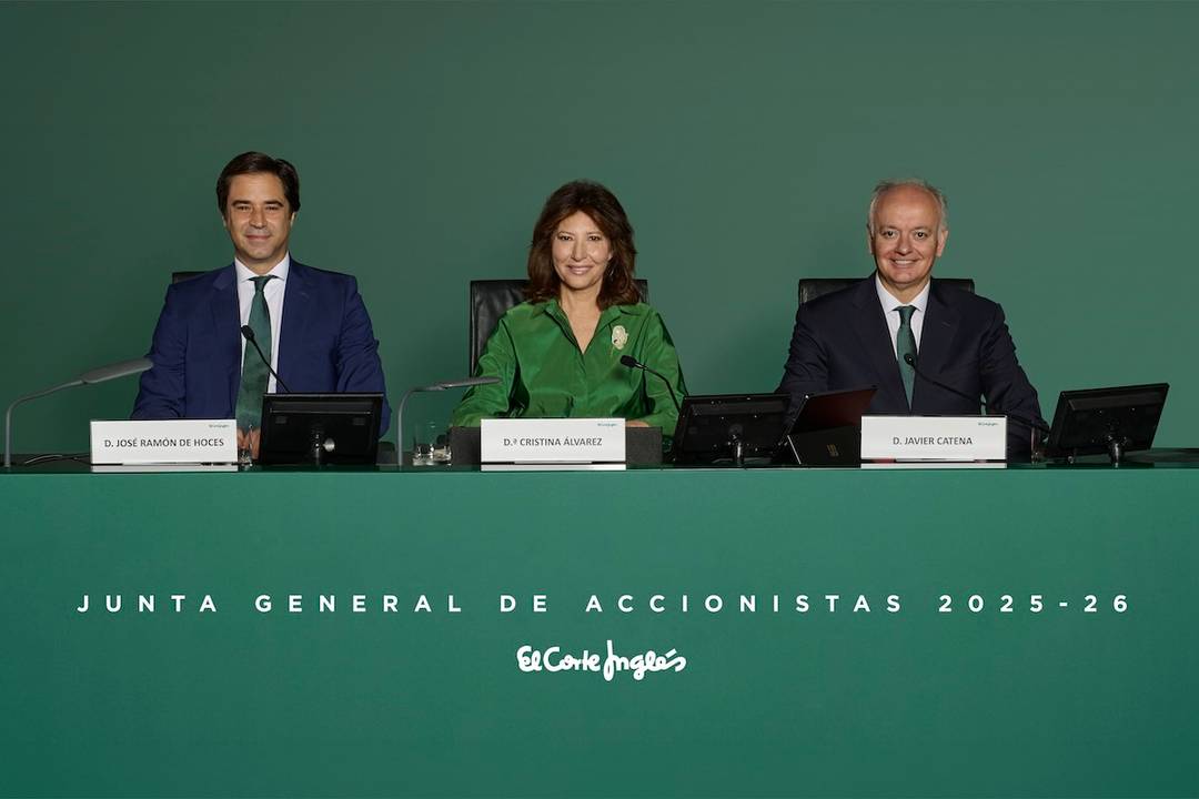 De izq. a dcha., José Ramón de Hoces, consejero secretario; Cristina Álvarez, presidenta; y Javier Catena, consejero delegado; durante la Junta General de Accionistas de 2026 de El Corte Inglés.