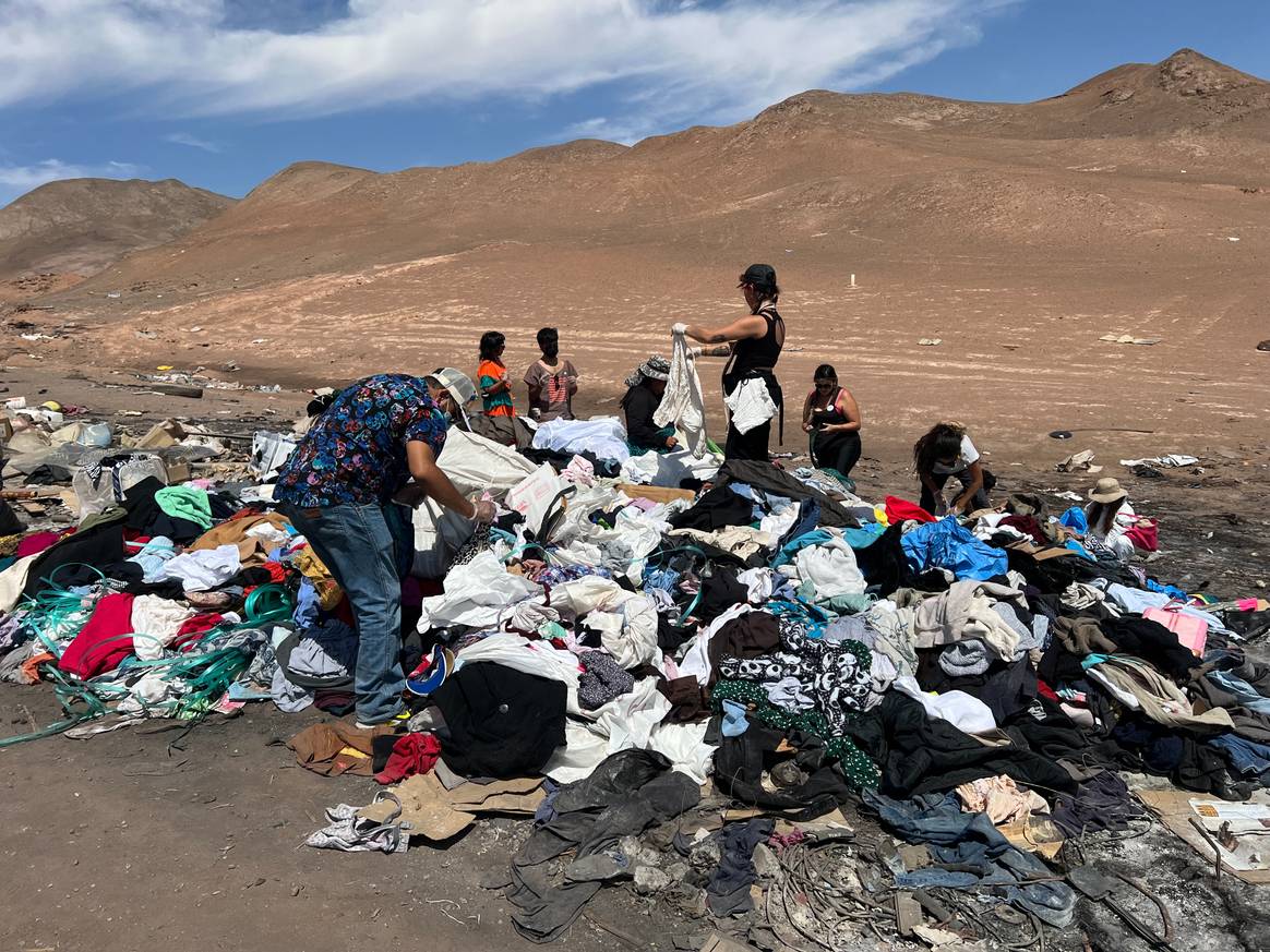 Un programa chileno trabaja con diseñadores y artesanos en la creación de colecciones con desechos textiles de Tarapacá