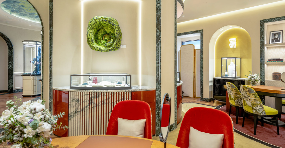 Das Innere der Boutique mit textilem Kunstwerk von Huihui.