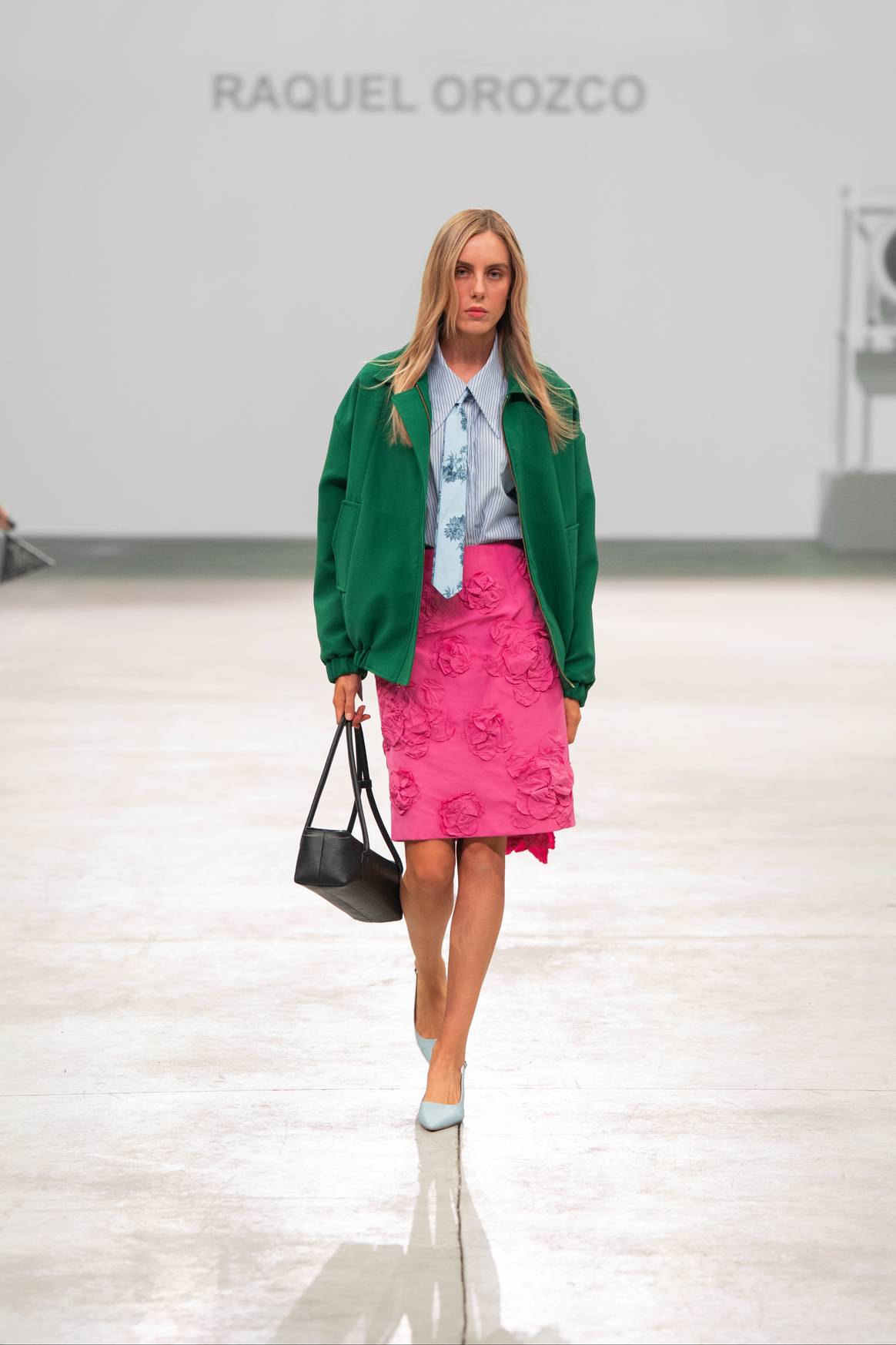 El calzado imperante fue destalonado puntal con un tacón cuadrado de mínima altura.