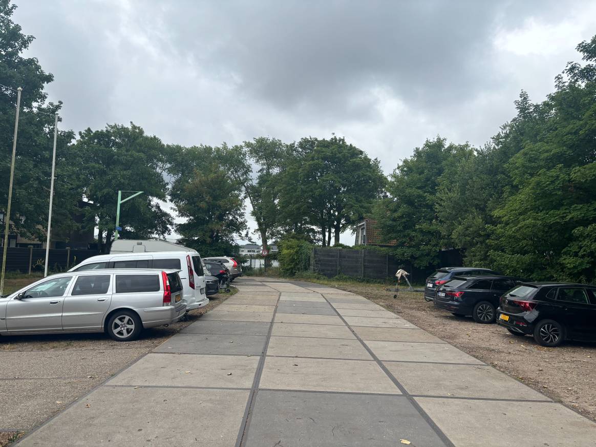 Er zijn veel gratis parkeerplekken op het terrein.