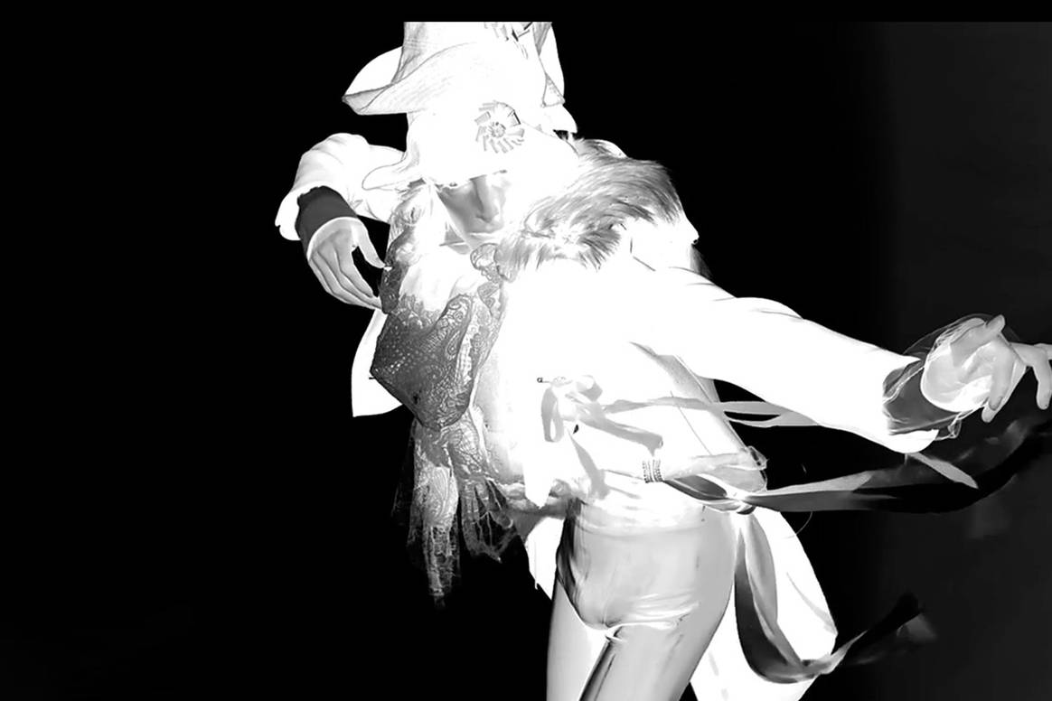 Annonce du lancement de la première collection de John Galliano pour Zara.