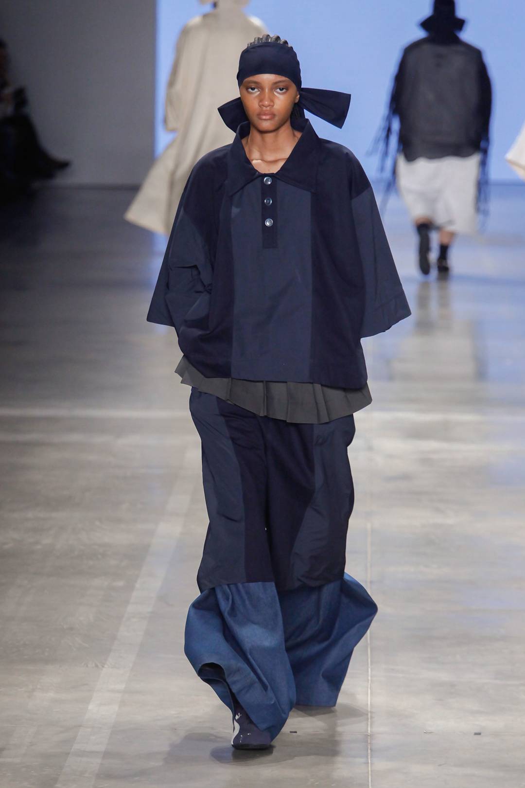 O look é todo composto em diferentes tons de denim, modelagem ampla em Martins