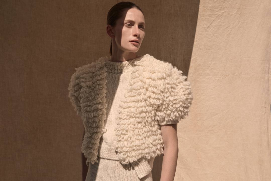 Maglieria, fibre naturali e sostenibilità sono elementi chiave del concetto del marchio.