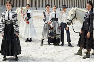 Les cavalières de Dior défilent à Chantilly