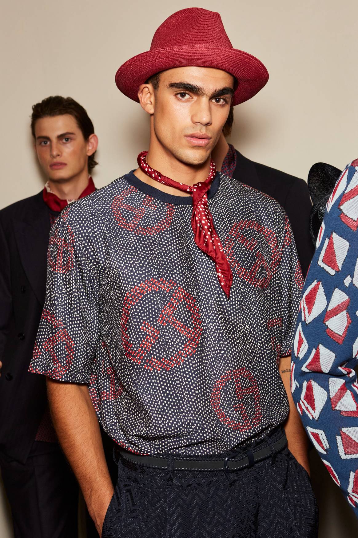 Imagen del backstage de la presentación de la colección SS24 de Giorgio Armani en la Semana de la Moda Masculina de Milán, por cortesía de Launchmetrics Spotlight