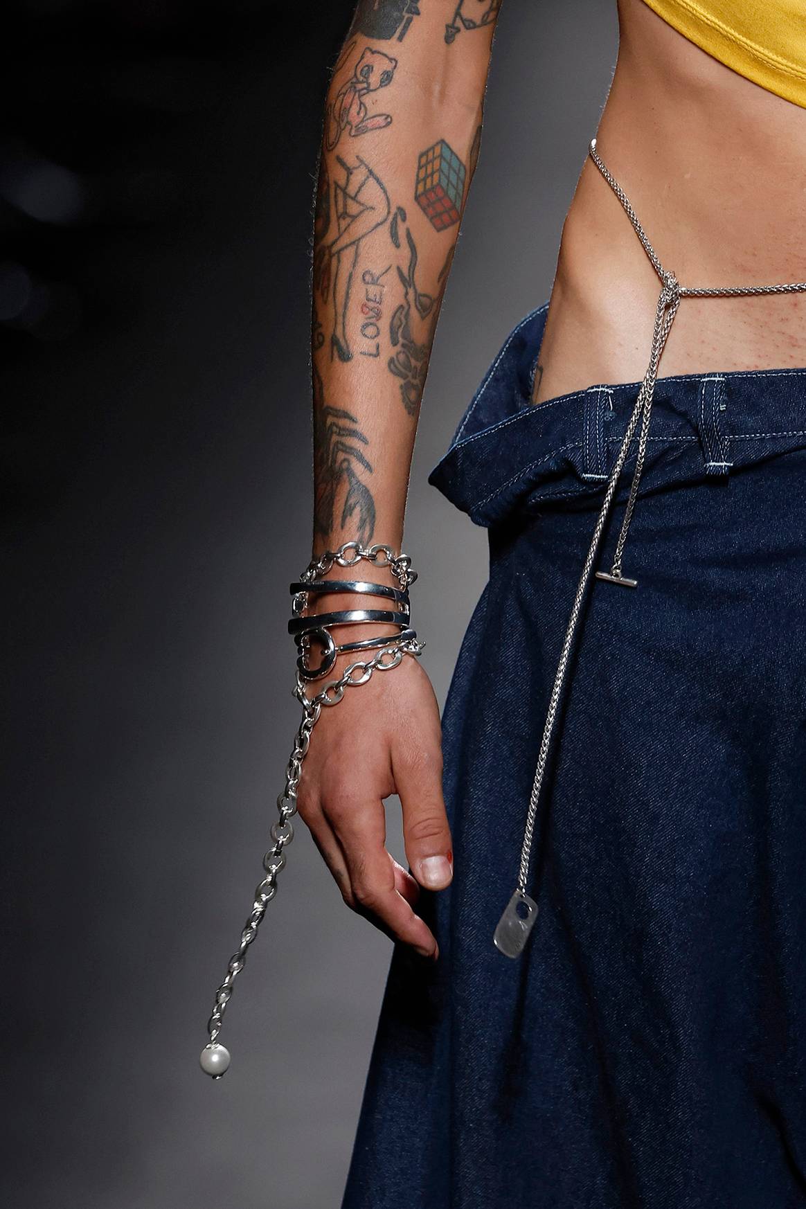 Desfile de Dimoni Studio, con piezas de UNOde50, en el circuito Ego de MBFW Madrid.