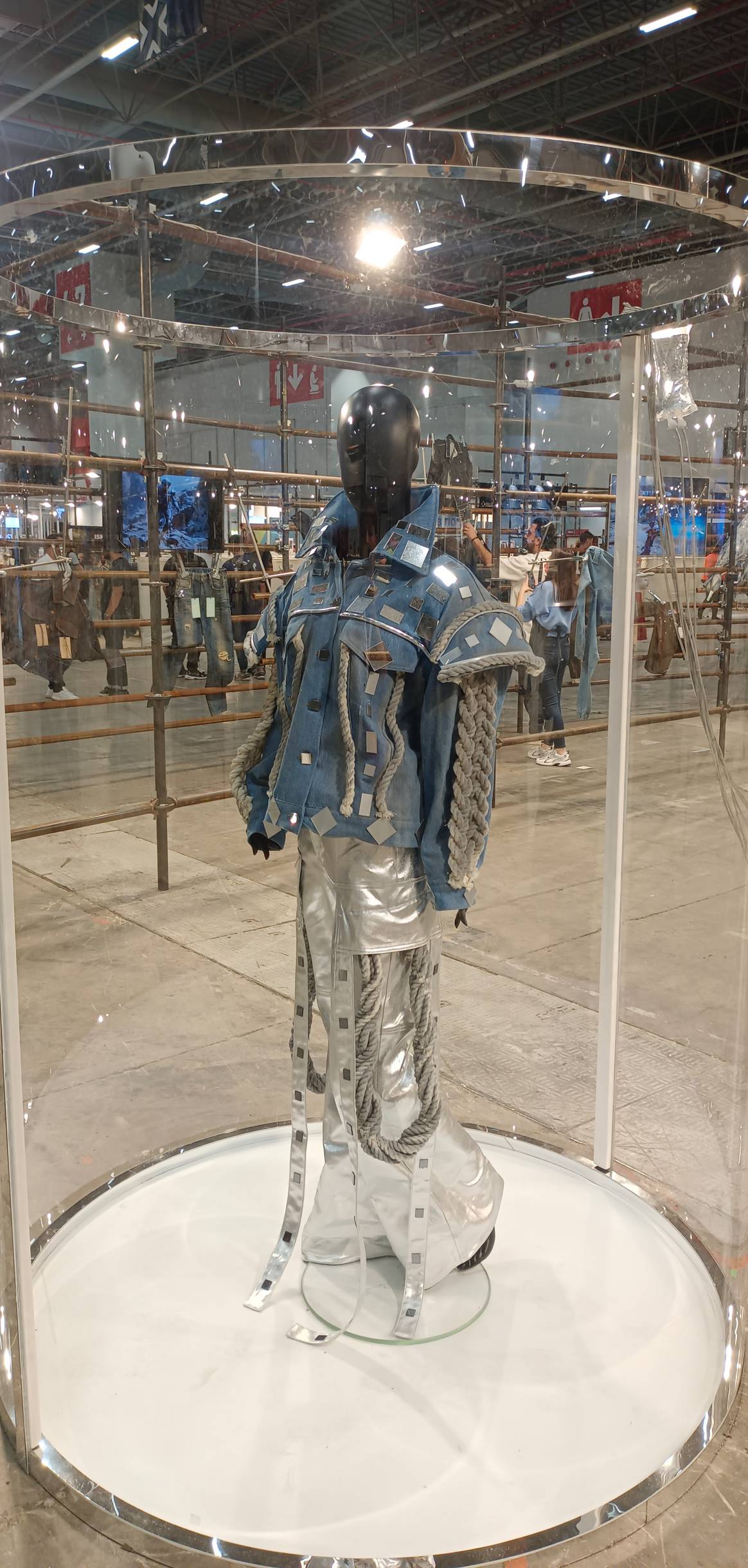 Eine futuristische Denim-Kreation.