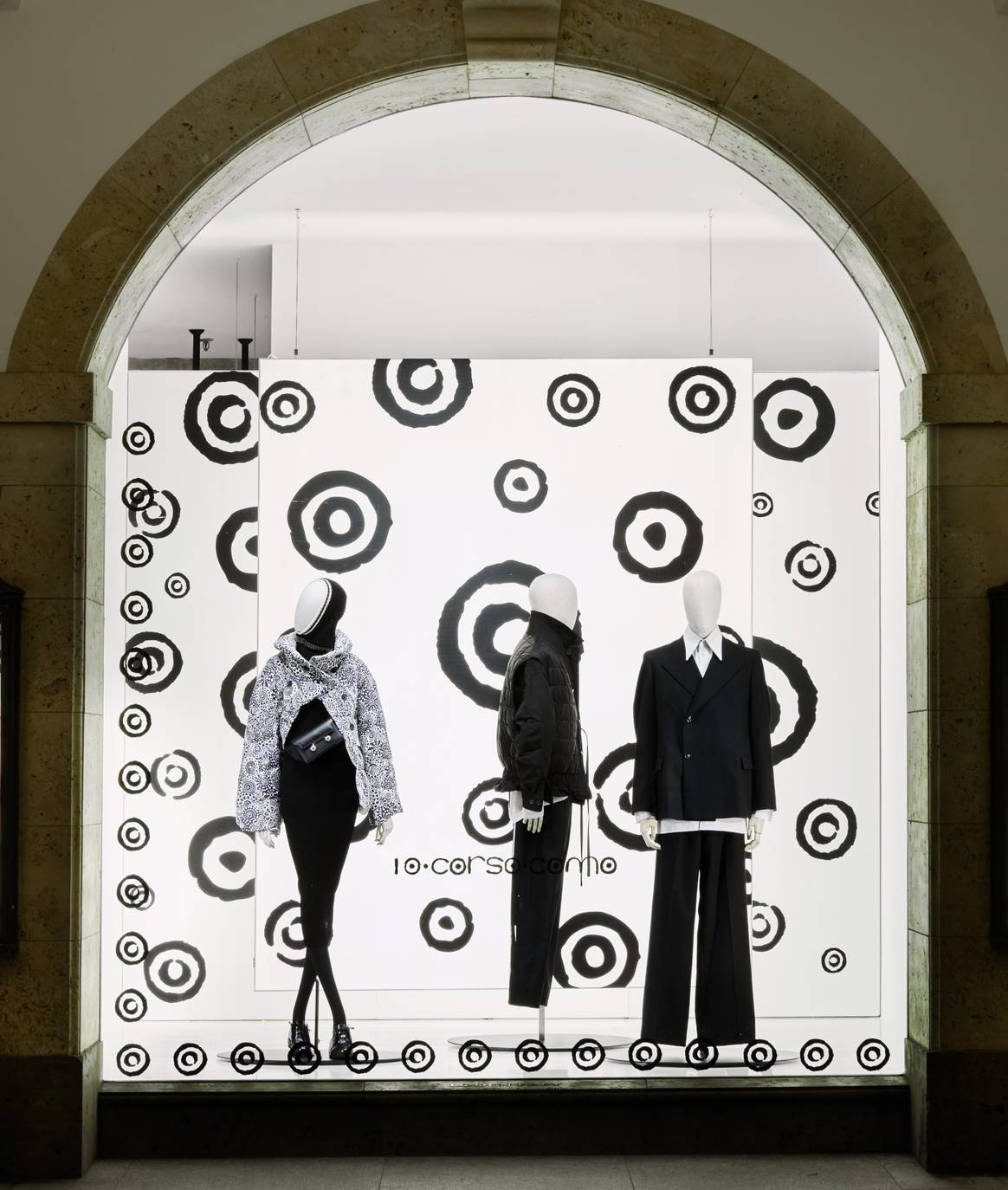 Lodenfrey inszeniert seine Schaufenster im Stil von 10 Corso Como.