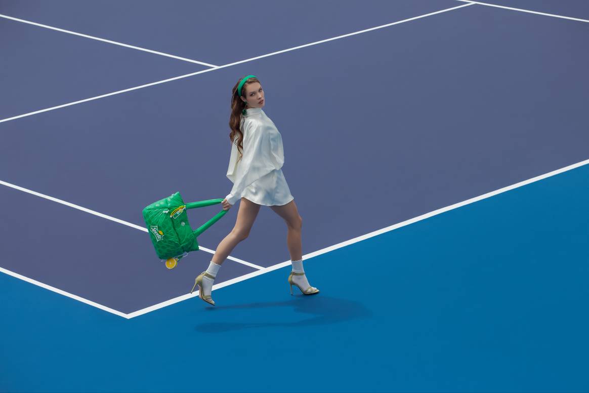 La tote bag es amplia y tiene correas suaves.