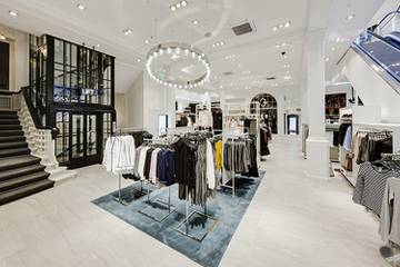 Во Владивостоке открылся первый H&M: покупатели выстроились в очередь в 5 утра