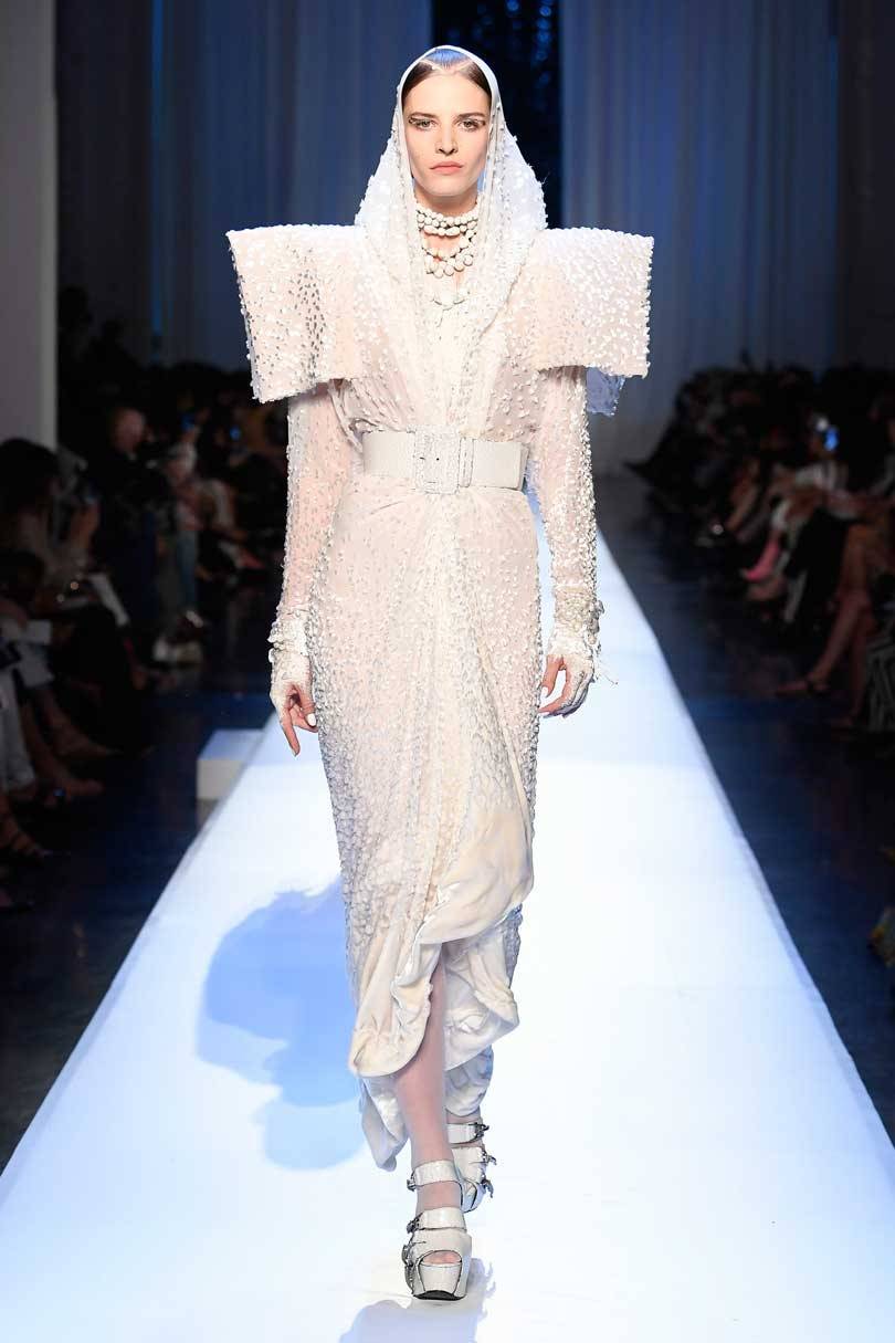 Haute Couture: La alta costura viaja en el tiempo: de la Edad Media a la 3D