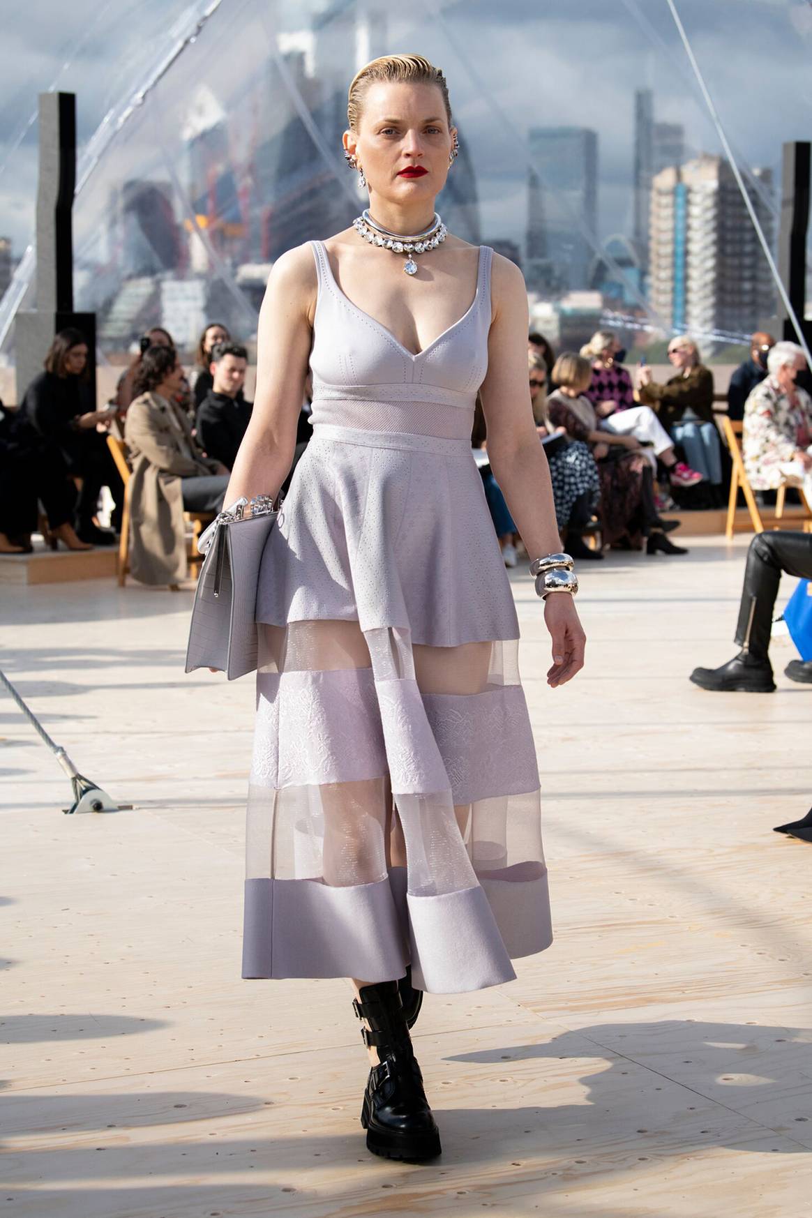 Photo Credits: Alexander McQueen, desfile colección de mujer ready-to-wear para la temporada Primavera/Verano de 2022.