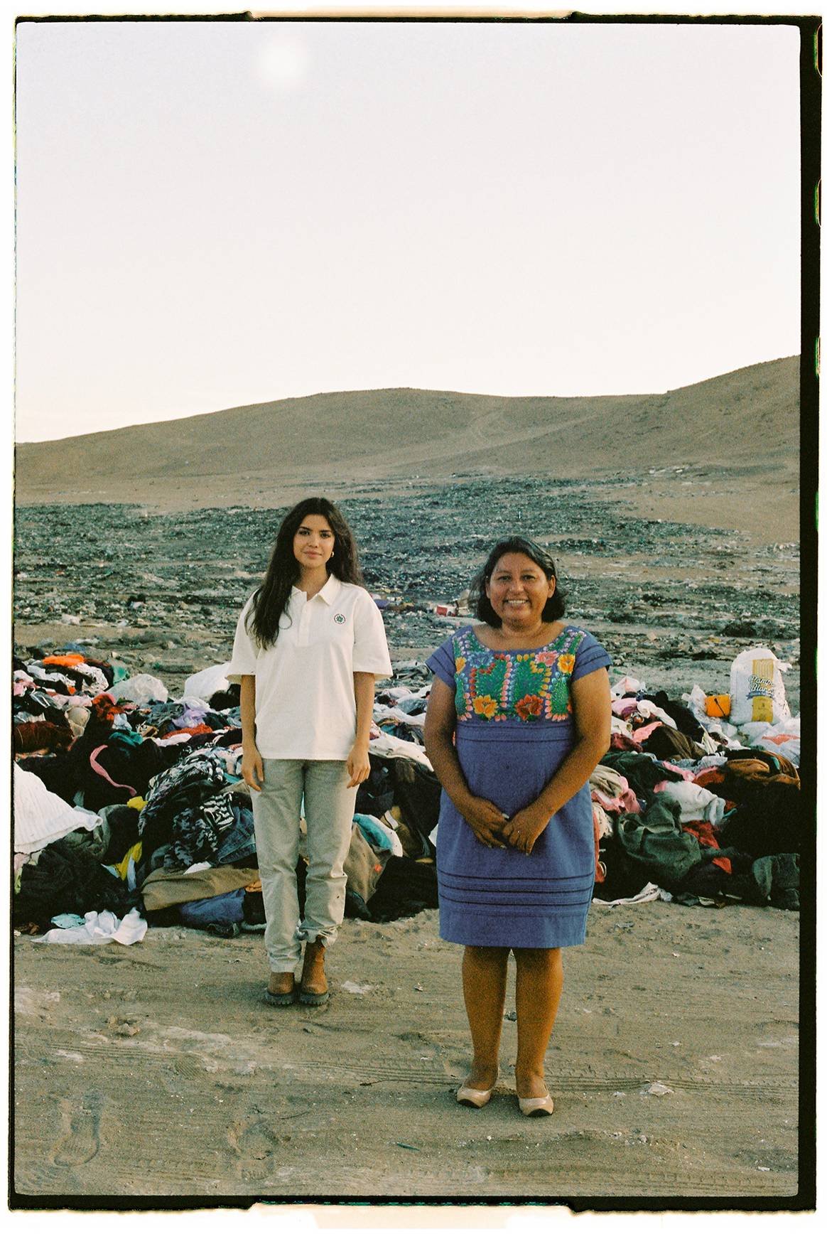 Carlota Bruna y Catalina Cortés, directora regional de CORFO, frente a uno de los vertederos textiles del desierto de Atacama (Chile).