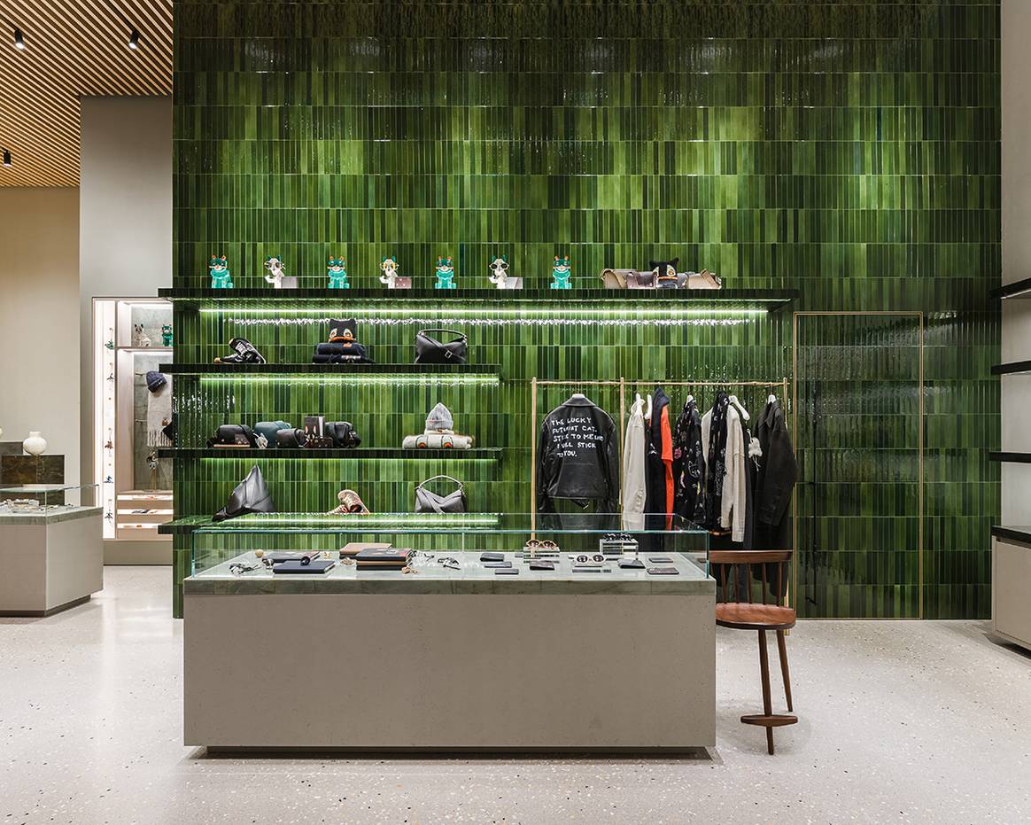 Tienda de Loewe en el número 48 de la Avenue Montaigne de París (Francia).