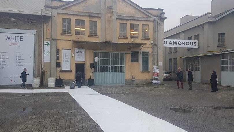 In foto: a spasso in via Tortona alla fiera White Milano