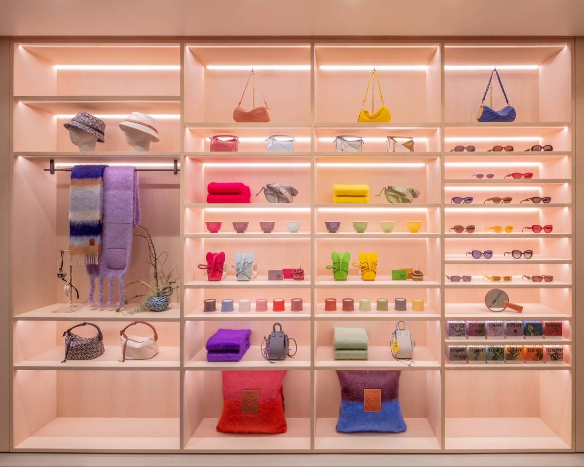 Een display met accessoires. Beeld: Loewe