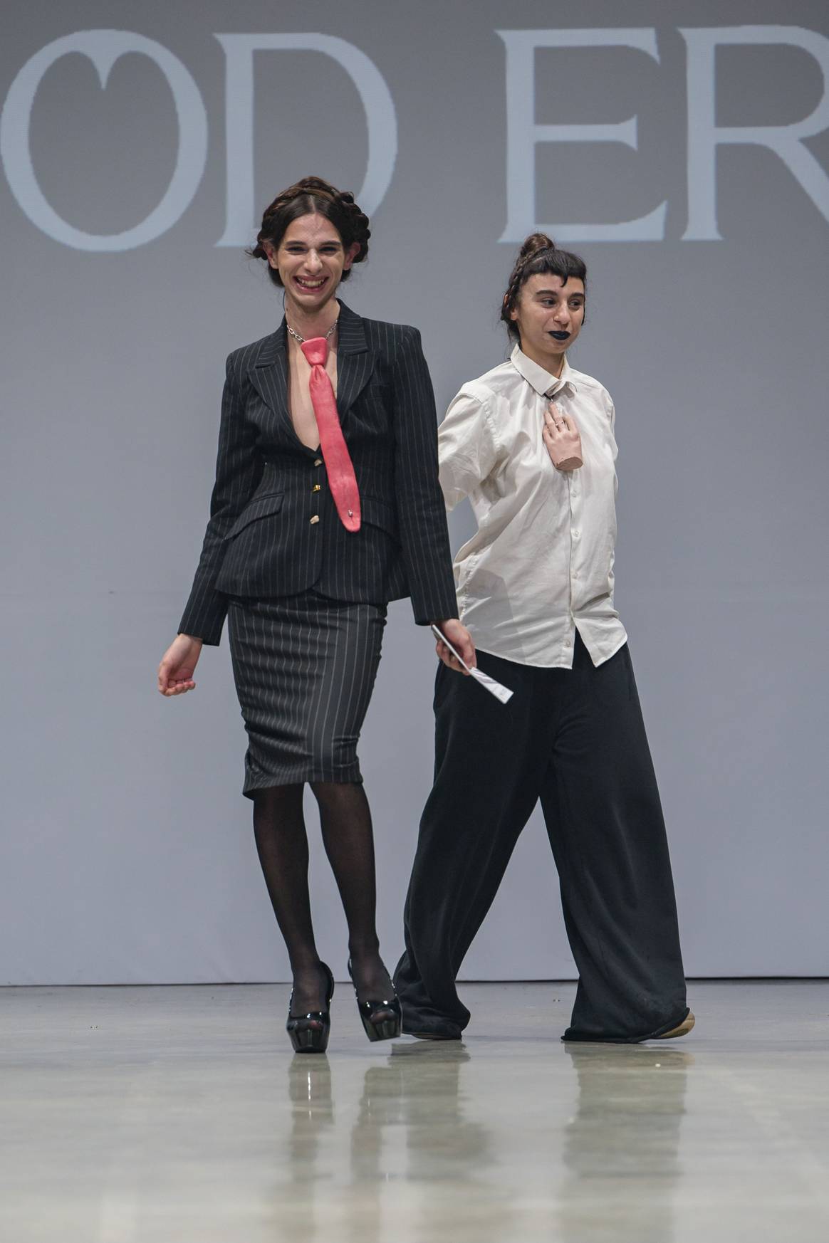 A la derecha Nino Goderidze al final de su desfile en Moldovan Brands Runway