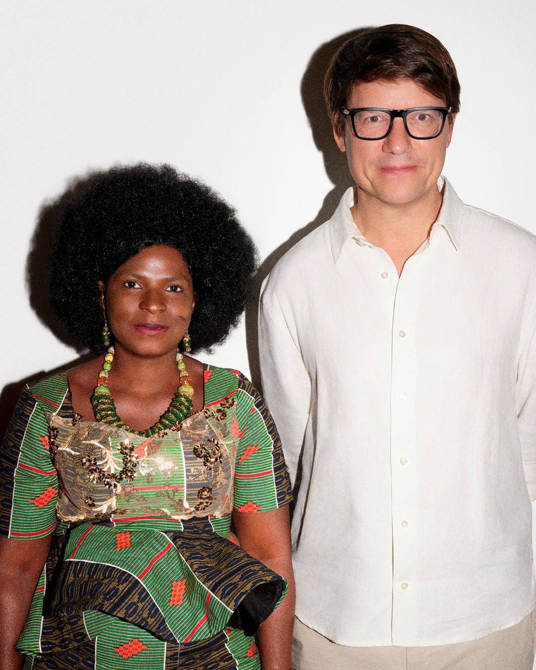 Álvaro Catalán de Ocón junto a una de las artesanas del colectivo Baba Tree Master Weavers, mención especial del Loewe Foundation Craft Prize 2026.
