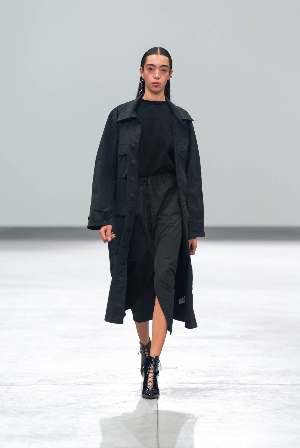 Accesorios en charol tomaron un lugar protagónico, tanto en bolsas de tamaño mediano como en botines.