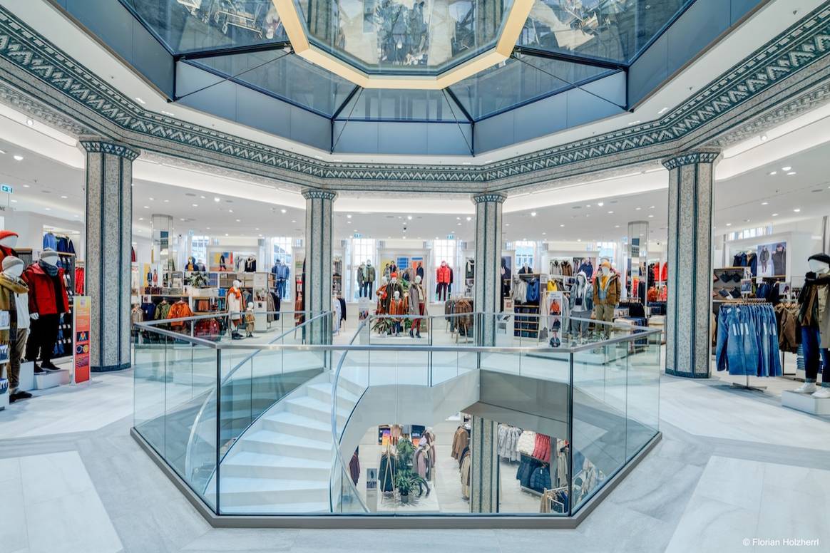 Blick in den Store von Uniqlo in Hamburg