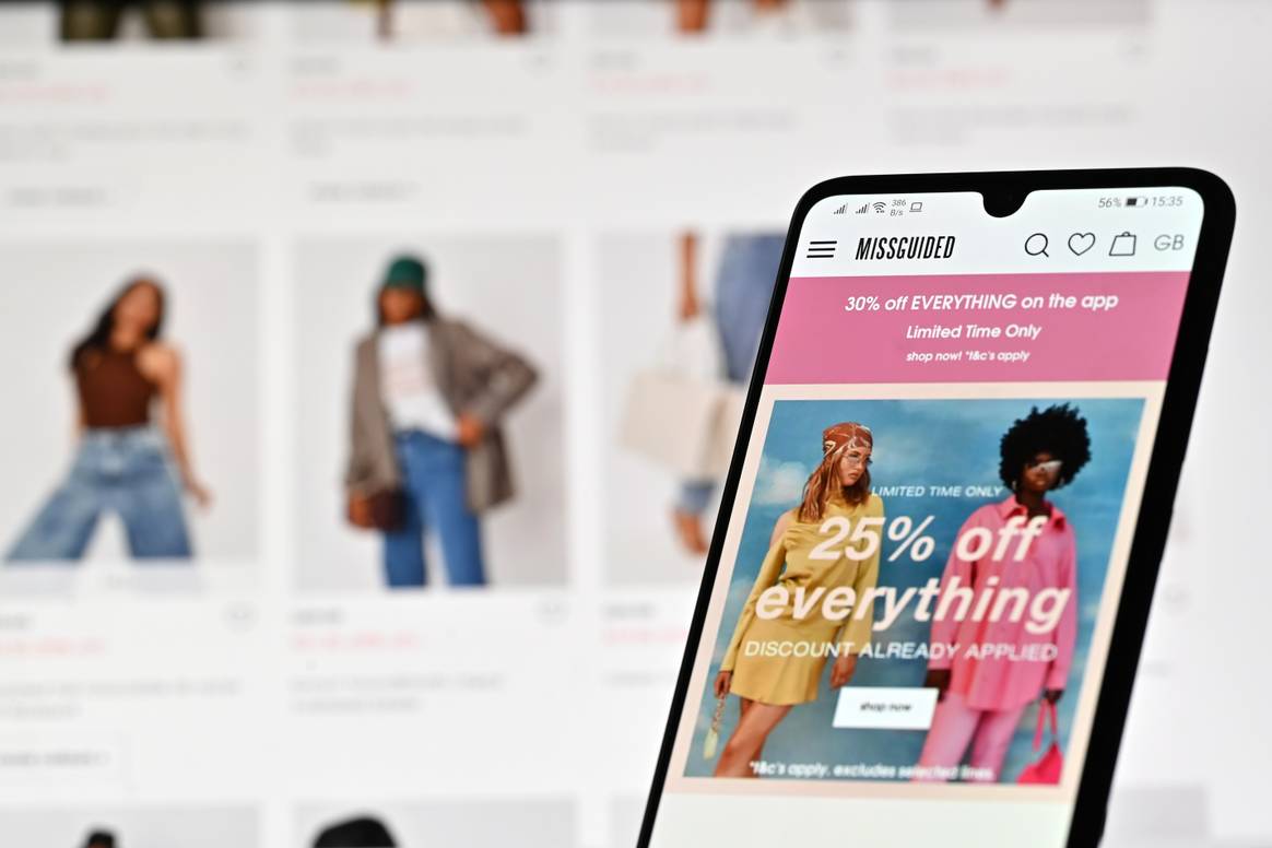 Beeld ter illustratie. Credits: een laptop en mobiele telefoon showen de website van online fashion retailer Missguided. Foto: Justin Tallis / AFP