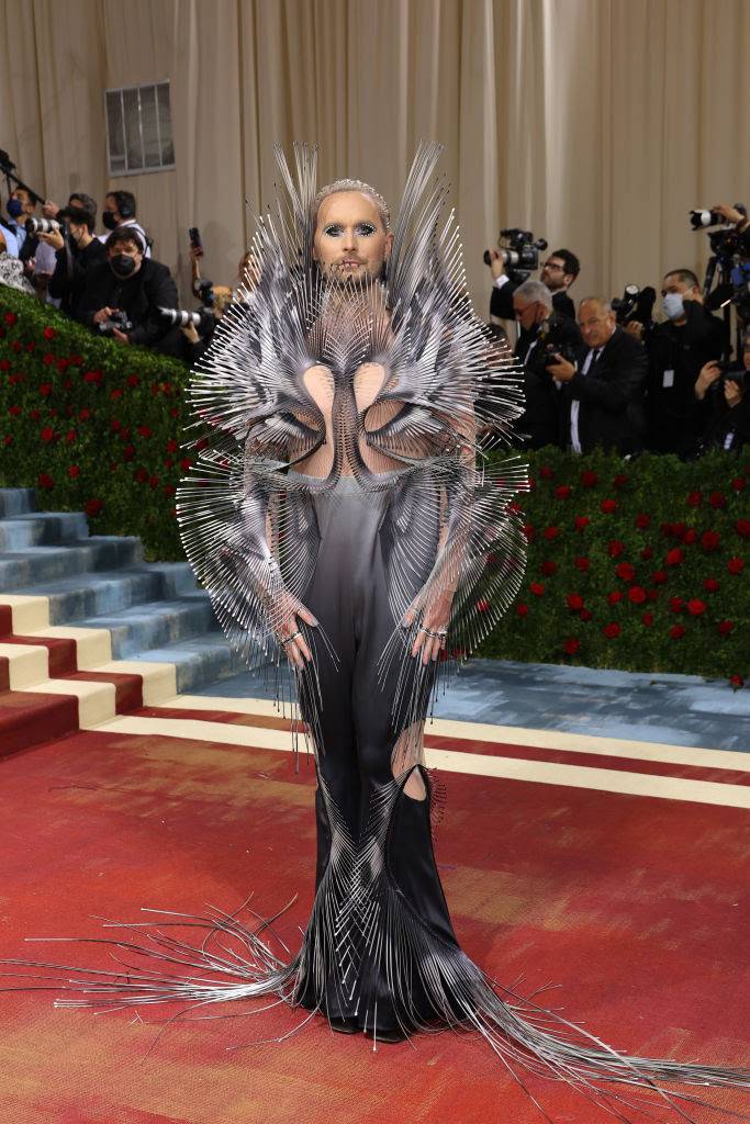 Fredrik Robertsson in Iris van Herpen. Beeld van Iris van Herpen